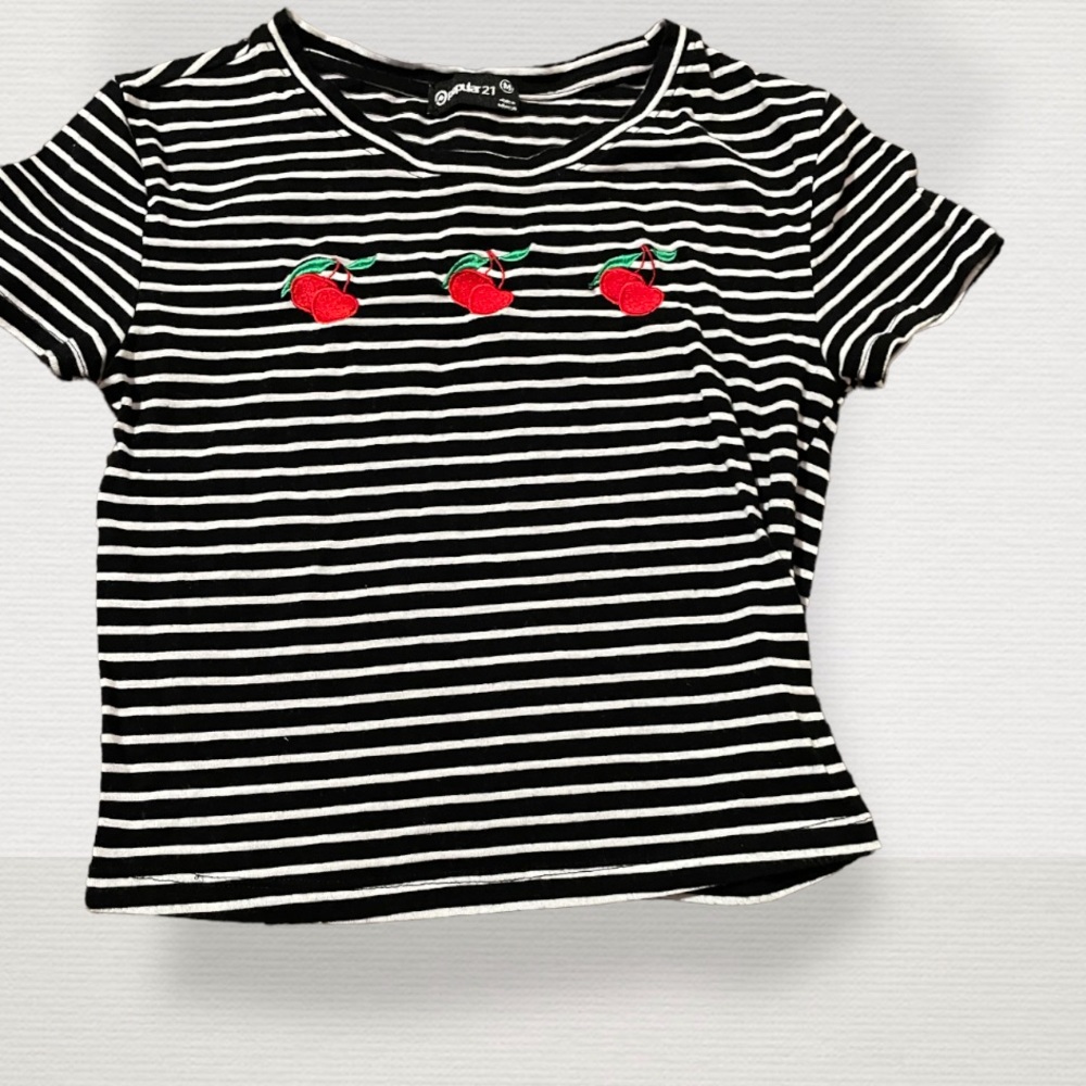 Women’s Black and White Stripped Tee. Size: M